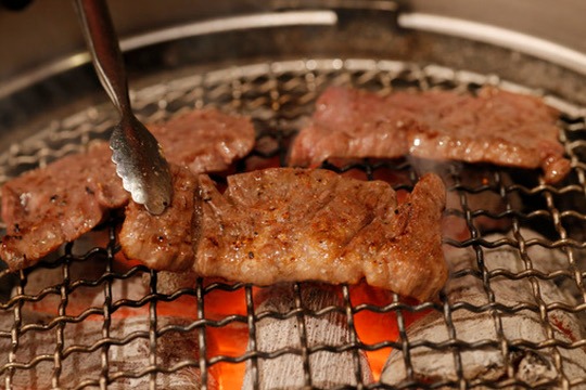 Kuro5 Professional staff grilling with the rolling grill technique