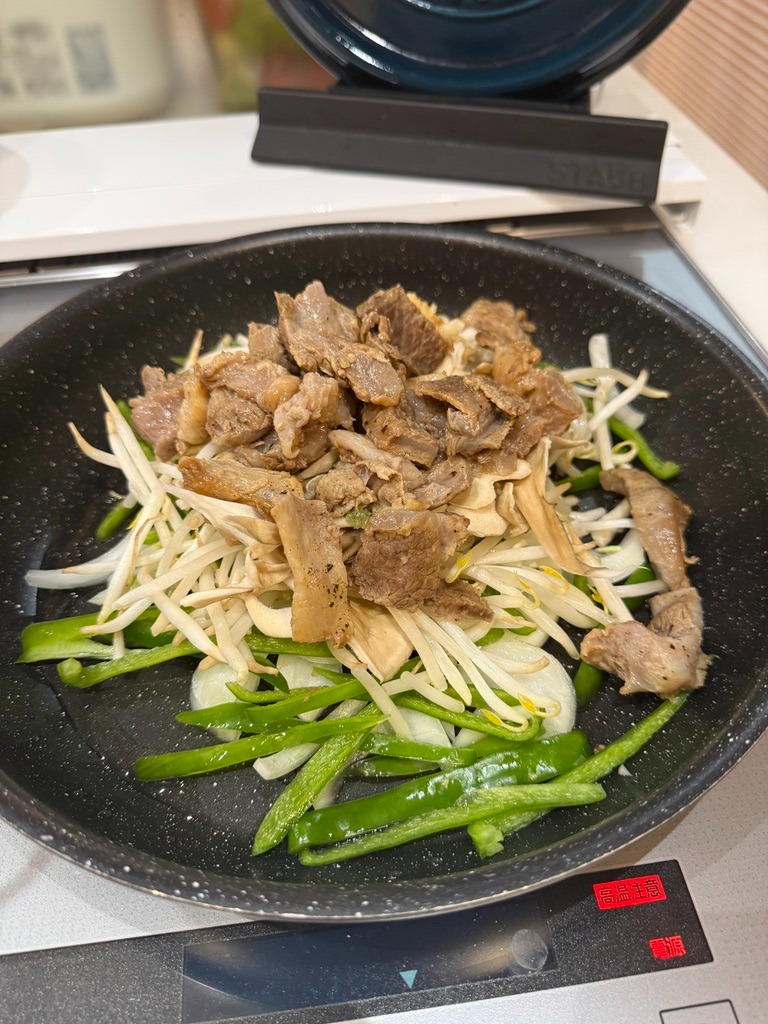 Tossing seared beef tendon and vegetables together with rich oyster sauce